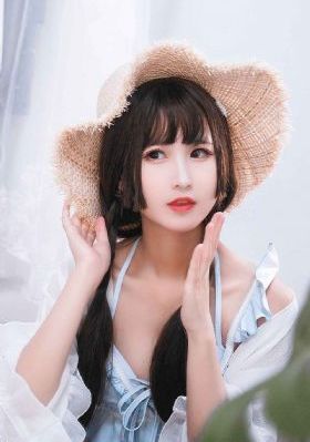 脱了她裙子摸进她的内裤亲吻